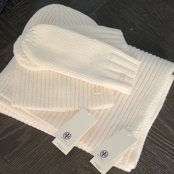 Tory Burch Accessories - NWT Tory Burch Ribbed Merino Wool Oblong Scarf and Hat/Mitten Set